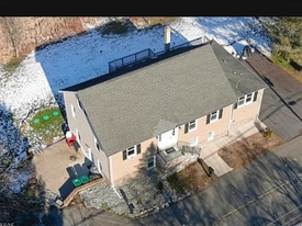 7 Berry Rd in Wantage, NJ - Building Photo