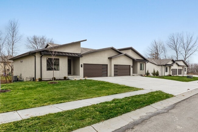 102 E Maplewood Ln in Raymore, MO - Building Photo - Building Photo