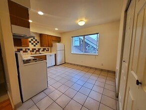 3757 SE Milwaukie Ave, Unit 4 in Portland, OR - Building Photo - Building Photo