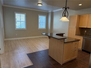 2455 W Serene Ave in Las Vegas, NV - Foto de edificio - Building Photo