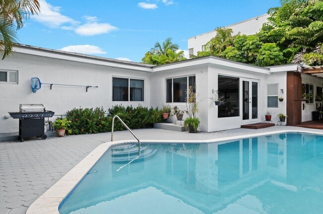 3551 E Glencoe St in Miami, FL - Foto de edificio - Building Photo