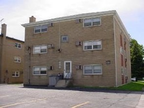 9515 S Kilbourn Ave in Oak Lawn, IL - Building Photo - Building Photo