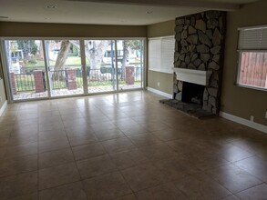 24404 Overlake Ln in Lake Forest, CA - Building Photo - Building Photo