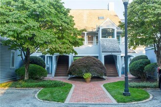 152 Crompton Ave in East Greenwich, RI - Building Photo - Building Photo