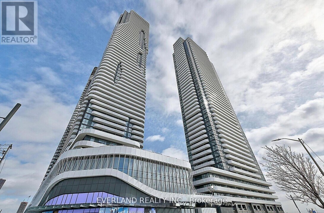 8 Interchange Wy in Vaughan, ON - Building Photo