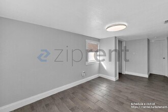 9402 N 16th St in Tampa, FL - Foto de edificio - Building Photo