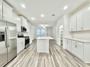 611 Emory Crossing Blvd in Hutto, TX - Foto de edificio - Building Photo