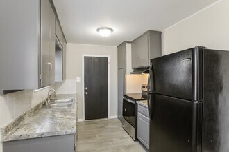 5004 Glenside Dr in Kansas City, MO - Building Photo - Building Photo