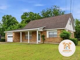 6390 Beauclair Dr in Pensacola, FL - Building Photo