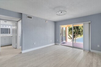1610 N 42ND Cir, Unit 206 in Vero Beach, FL - Building Photo - Building Photo