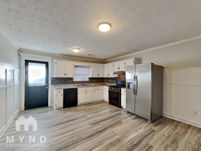 5801 Meadowview Rd in Rex, GA - Foto de edificio - Building Photo