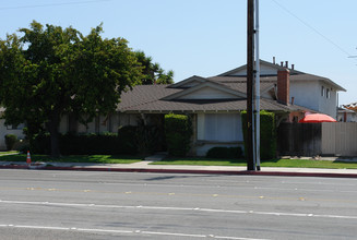 16722 Goldenwest St in Huntington Beach, CA - Foto de edificio - Building Photo