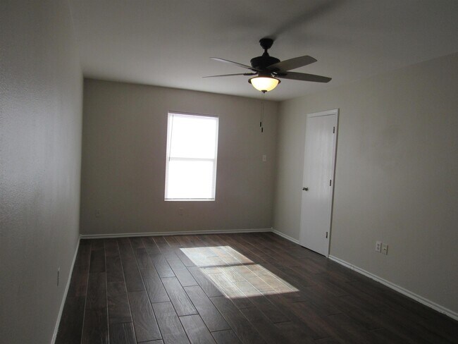 335 Redfish Dr in Laredo, TX - Building Photo - Building Photo
