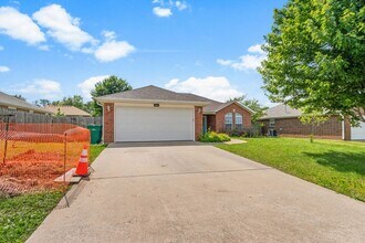 421 Firewood Dr in Centerton, AR - Building Photo - Building Photo