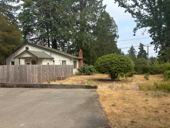 1109 Shorewood Dr in Bremerton, WA - Foto de edificio - Building Photo