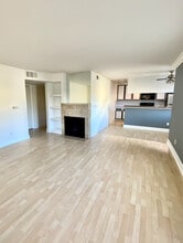 7045 Woodley Ave, Unit 212 in Van Nuys, CA - Foto de edificio - Building Photo