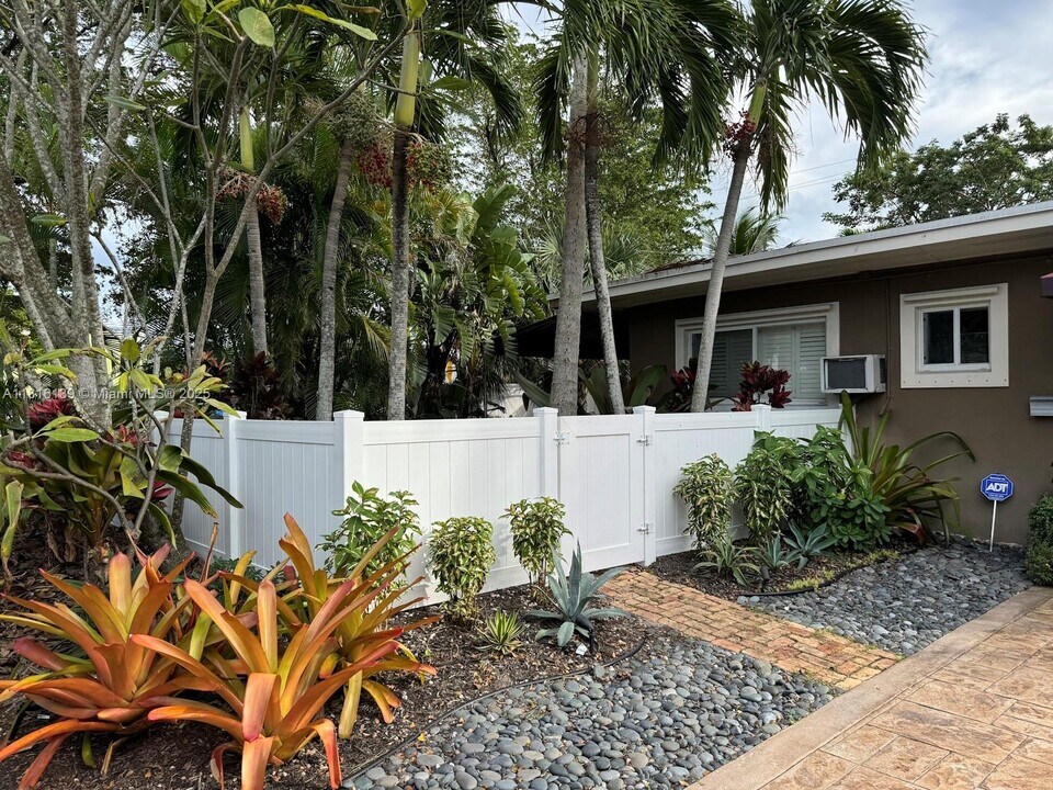 2417 NE 15th Ave in Wilton Manors, FL - Building Photo