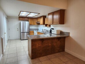 8007 Skywoods Way in Sacramento, CA - Foto de edificio - Building Photo
