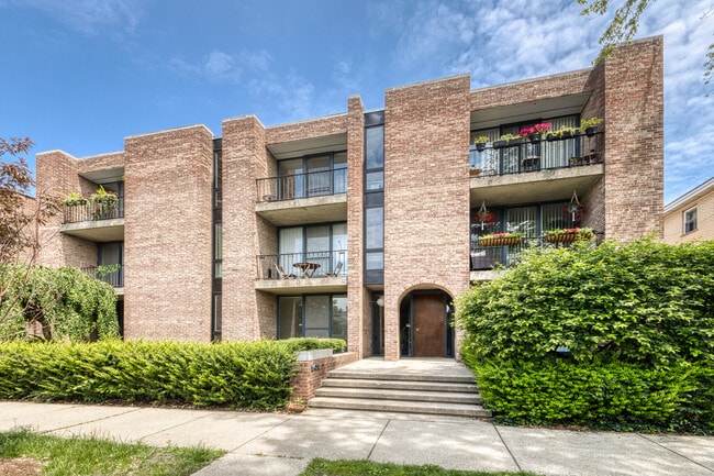 5435 N Artesian Ave, Unit 1E