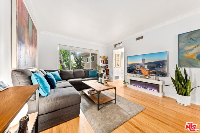 1330 N Crescent Heights Blvd in West Hollywood, CA - Building Photo - Building Photo