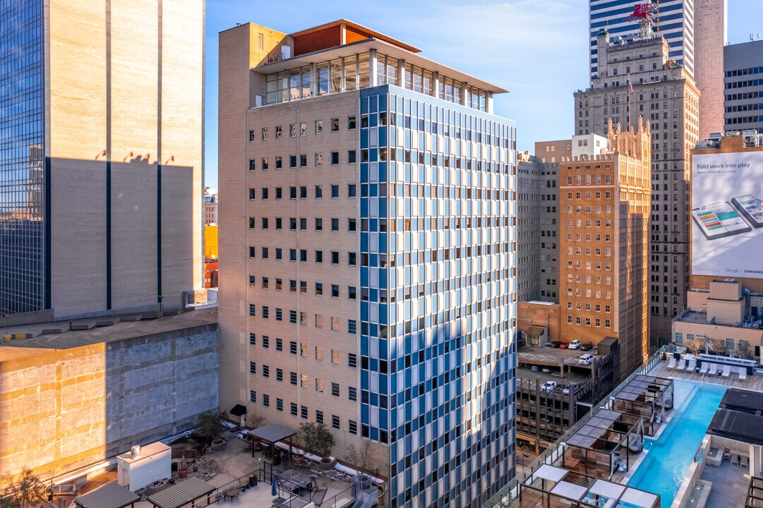 1505 Elm St in Dallas, TX - Foto de edificio