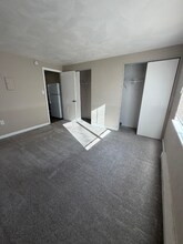 1044 Brittain Rd in Akron, OH - Foto de edificio - Building Photo