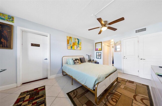 1893 S Ocean Dr, Unit 209 in Hallandale Beach, FL - Foto de edificio - Building Photo