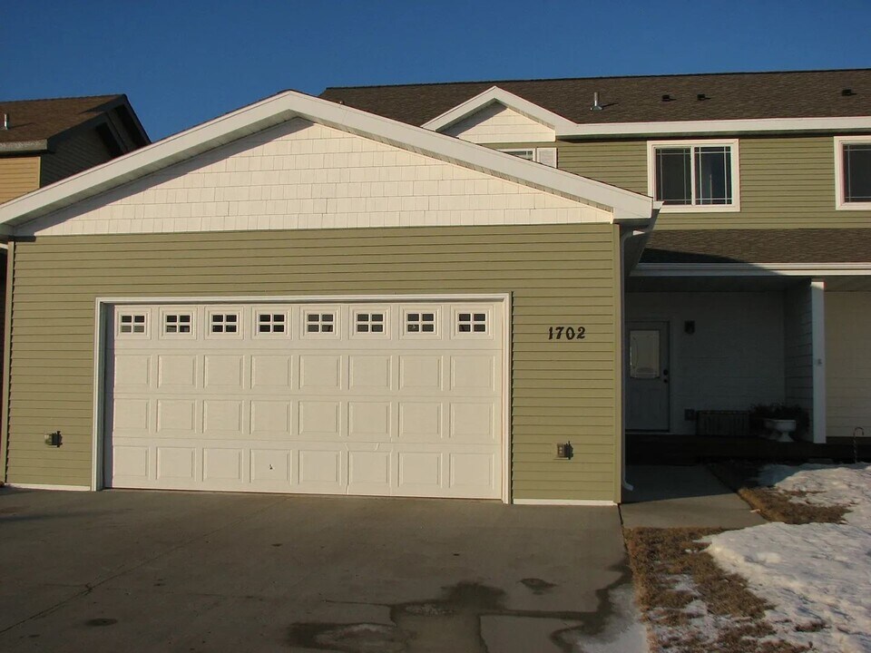 1702 23rd Ave NW in Minot, ND - Building Photo