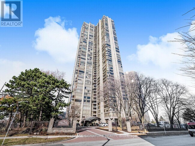 2045 Lake Shore Blvd W in Toronto, ON - Building Photo - Building Photo