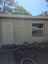 5613-5618 8th St Ct E in Bradenton, FL - Building Photo