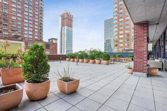 389 Washington St in Jersey City, NJ - Building Photo - Building Photo