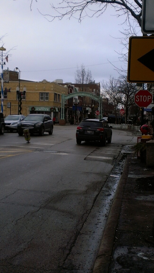 4655 N Lincoln Ave, Unit 2