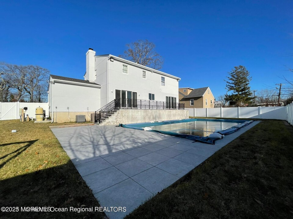 7 Berger Ave in Ocean Township, NJ - Foto de edificio