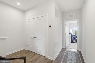 20354 Newfoundland Sq in Ashburn, VA - Building Photo - Building Photo