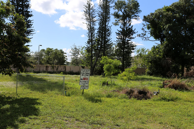 Patio Ct in Lake Worth, FL - Building Photo - Building Photo