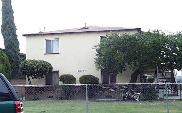 6024 Hazelhurst Pl in North Hollywood, CA - Foto de edificio - Building Photo