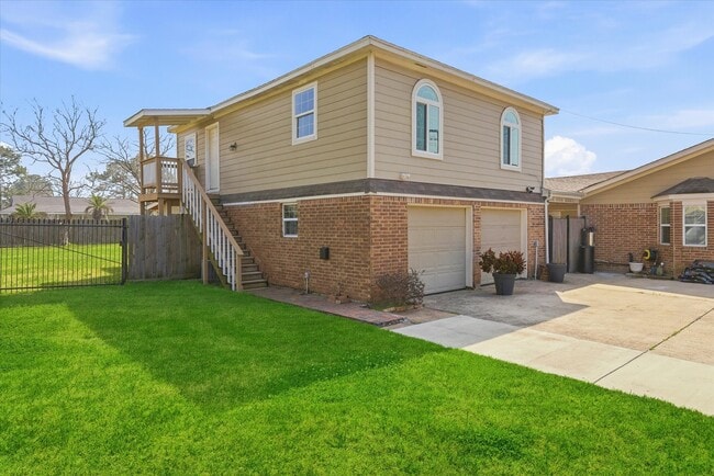 8902 Courtney Dr in Highlands, TX - Building Photo - Building Photo