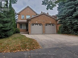 26 Beechbrooke Way in Aurora, ON - Building Photo