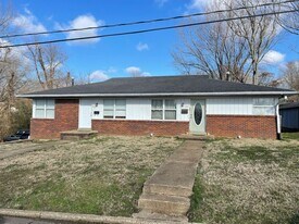 100 Hampton St in Martin, TN - Building Photo