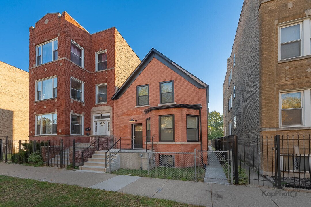 527 N Ridgeway Ave in Chicago, IL - Building Photo