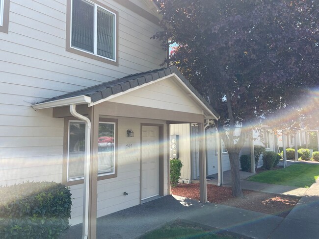 747 Diamond St in Medford, OR - Building Photo - Building Photo