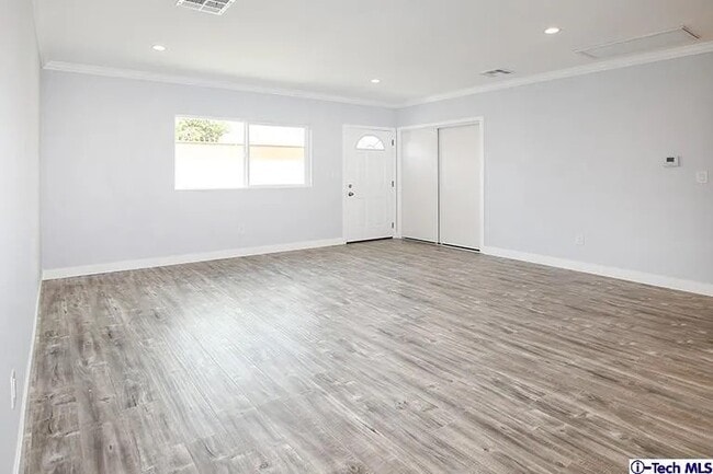 7435 Collett Ave in Van Nuys, CA - Foto de edificio - Building Photo