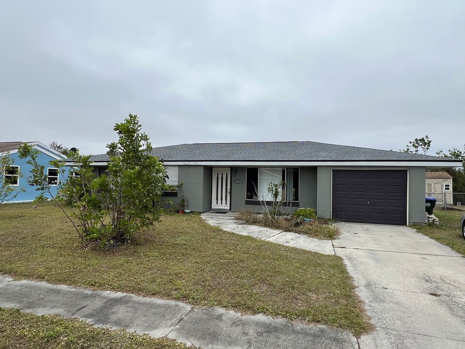 2491 Shenandoah St in North Port, FL - Foto de edificio