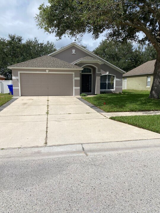 4102 Waltham Forest Dr in Tavares, FL - Building Photo