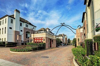 9443 Fannin St in Houston, TX - Building Photo - Building Photo
