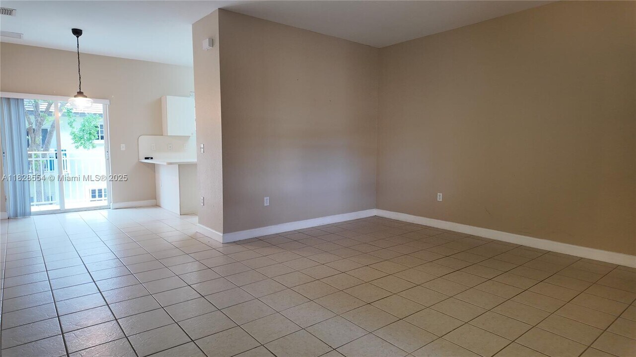 374 NE 27th Ave in Homestead, FL - Building Photo