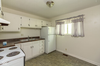 811 Riverside Dr in Greenwood, IN - Building Photo - Building Photo