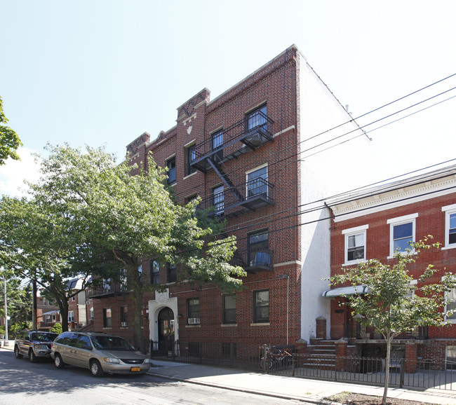 25-63 42nd St in Astoria, NY - Foto de edificio - Building Photo