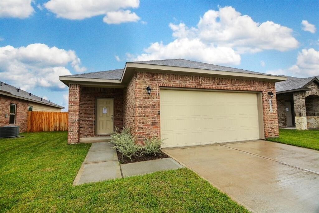 2135 Republic Wy in Missouri City, TX - Building Photo