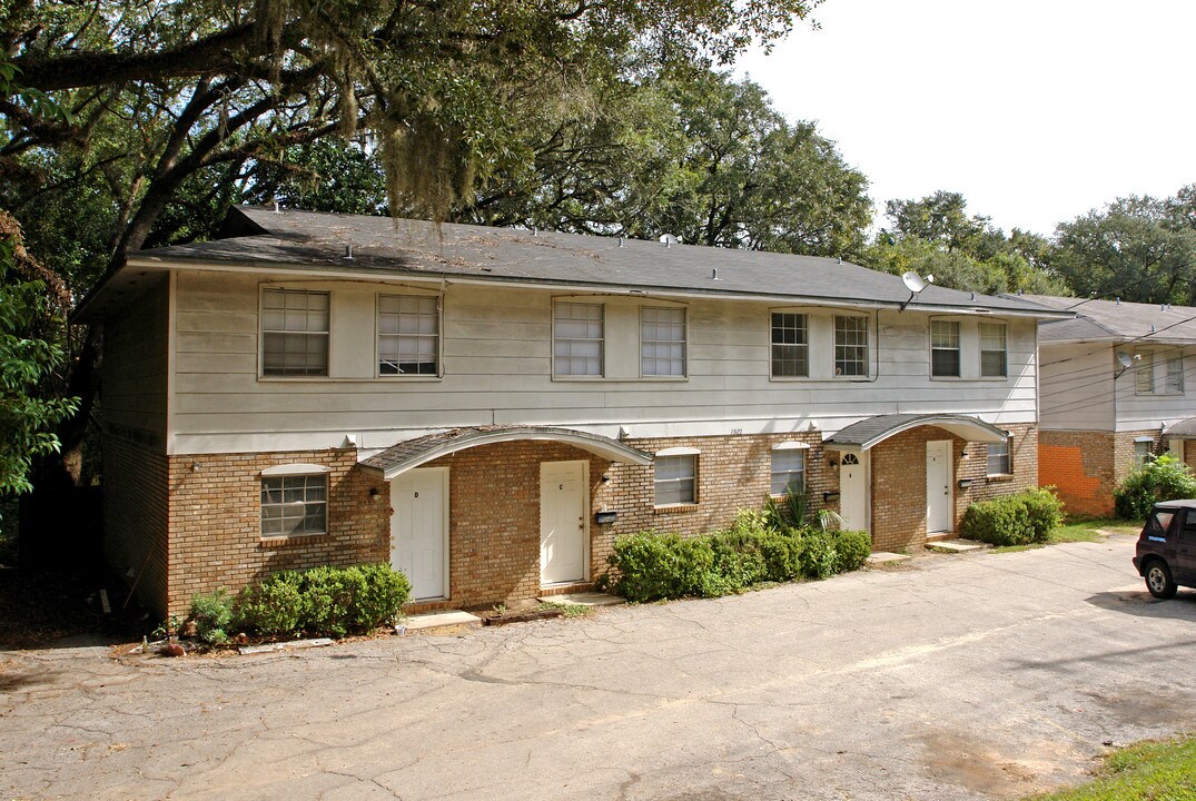 1802 Hartsfield Rd in Tallahassee, FL - Foto de edificio